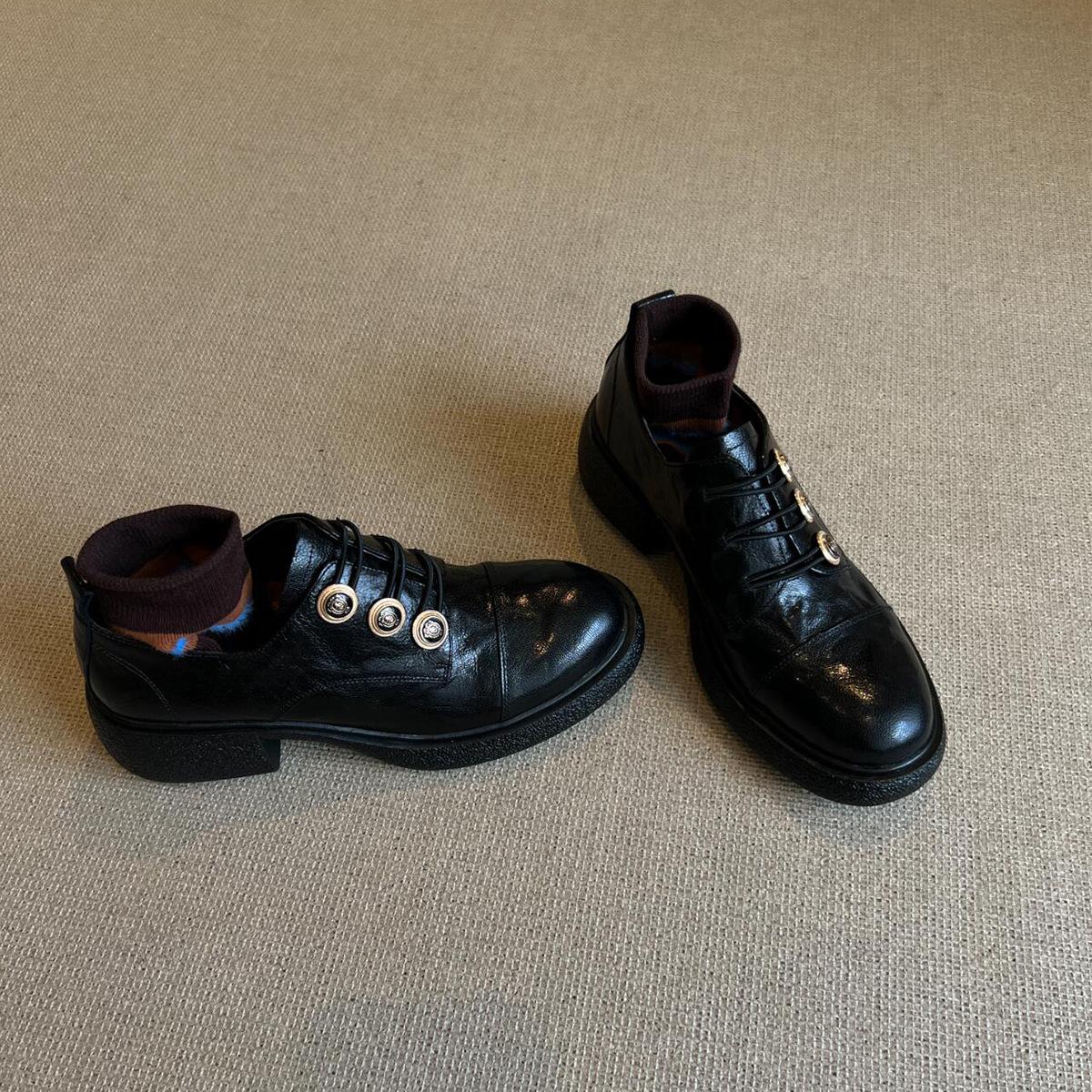 

Универсальные туфли на платформе в стиле французской Хепберн, женские кожаные туфли в стиле ретро с круглым носком и толстым каблуком, на пуговицах 40 чёрный