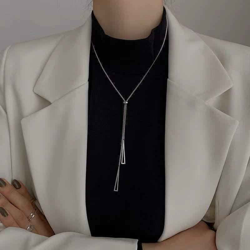 Japan & Korea Double Triangle Necklace: Elegant, High-End Light Luxury Choker for Autumn/Winter Sweater, Versatile Fashion Design.