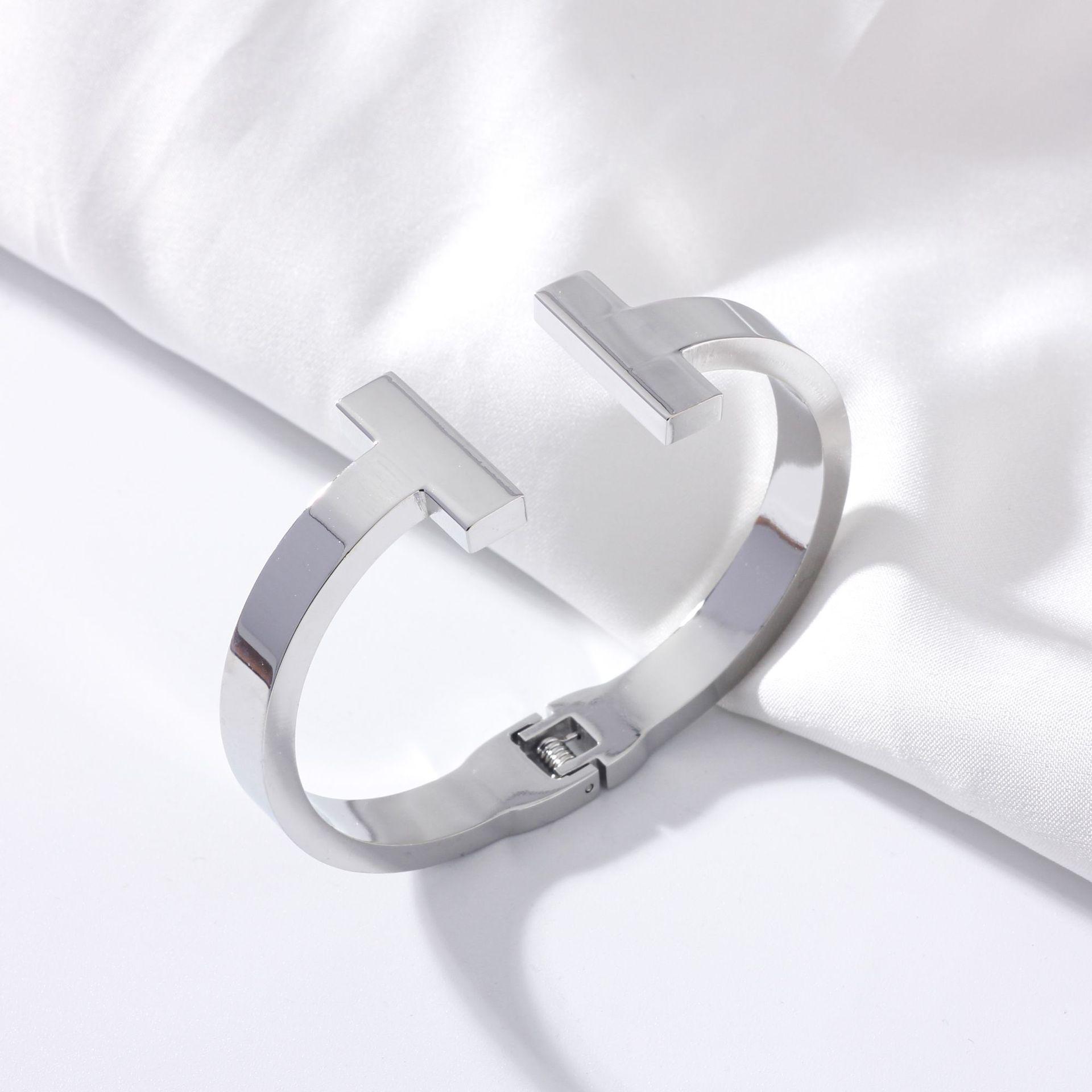 Neues H Fashion Armband für Damen aus 304 Edelstahl mit breitem Band und leichter Luxus-Doppel-T-Federstegverschluss white