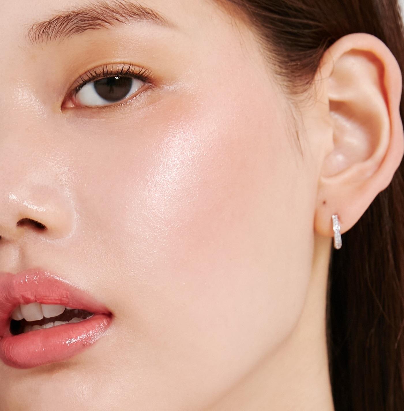 

Блестящий маркер (в комплект входят мини-румяна из розового кварца) 03 Chrome Baby