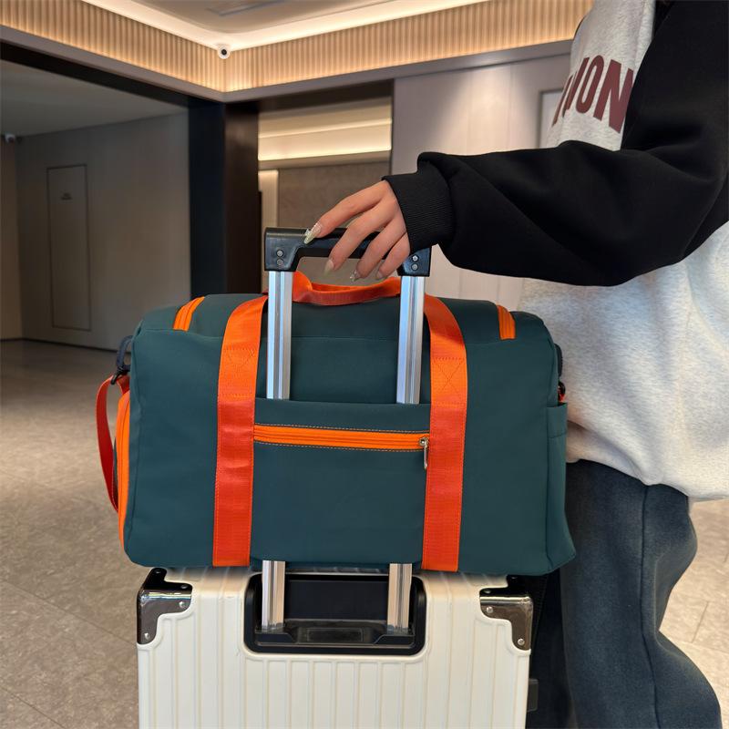 Die neue modische und hochwertige tragbare Fitness-Tasche kann diagonal als Trennbeutel für trockene und nasse Sachen für kurze Geschäftsreisen verwendet werden.