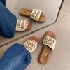 Echtes Leder Amiu's Alphabet Gras gewebte Ein-Wort-Slipper für Frauen zum Tragen Sommer neu Urlaub Strand flache Sandalen