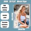 Hisun Blechschild HD Metall Wandkunst Wunderschöne Blonde Frau im Sexy Weiß Gerippten Trägertop Distressed Jeansshorts Sitzt am Sandstrand in der Nähe von Rost