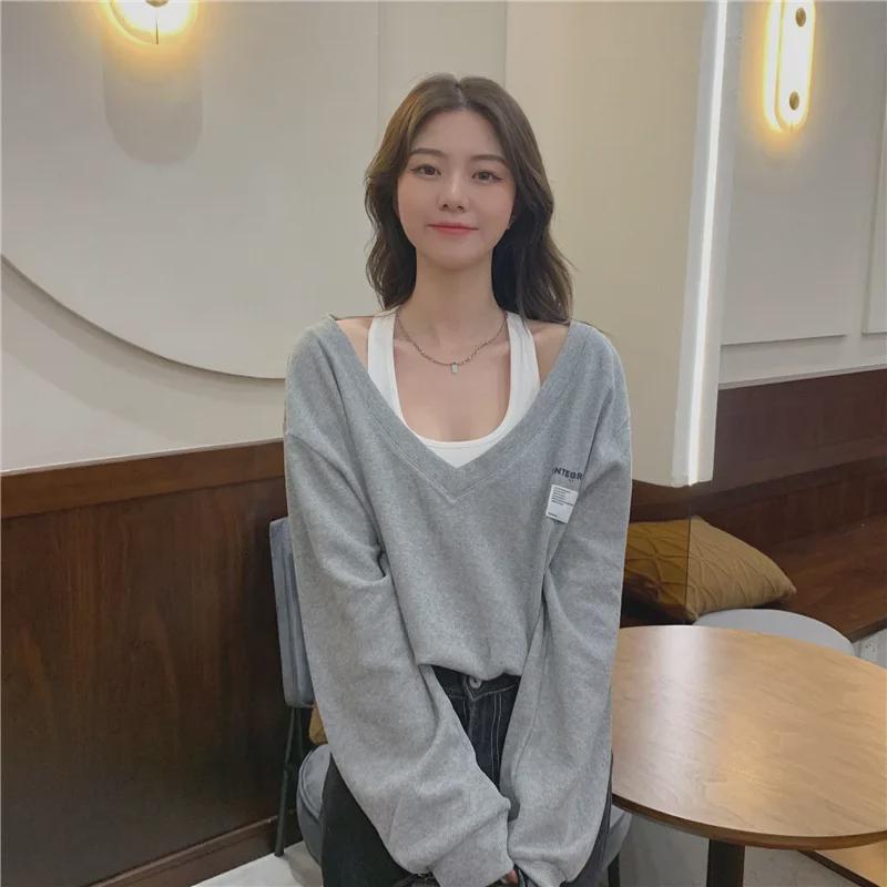 Chic Women's Fake Two-Piece Sweatshirt - Short, Lightweight, Korean-Style Trendy Top for Early Autumn.