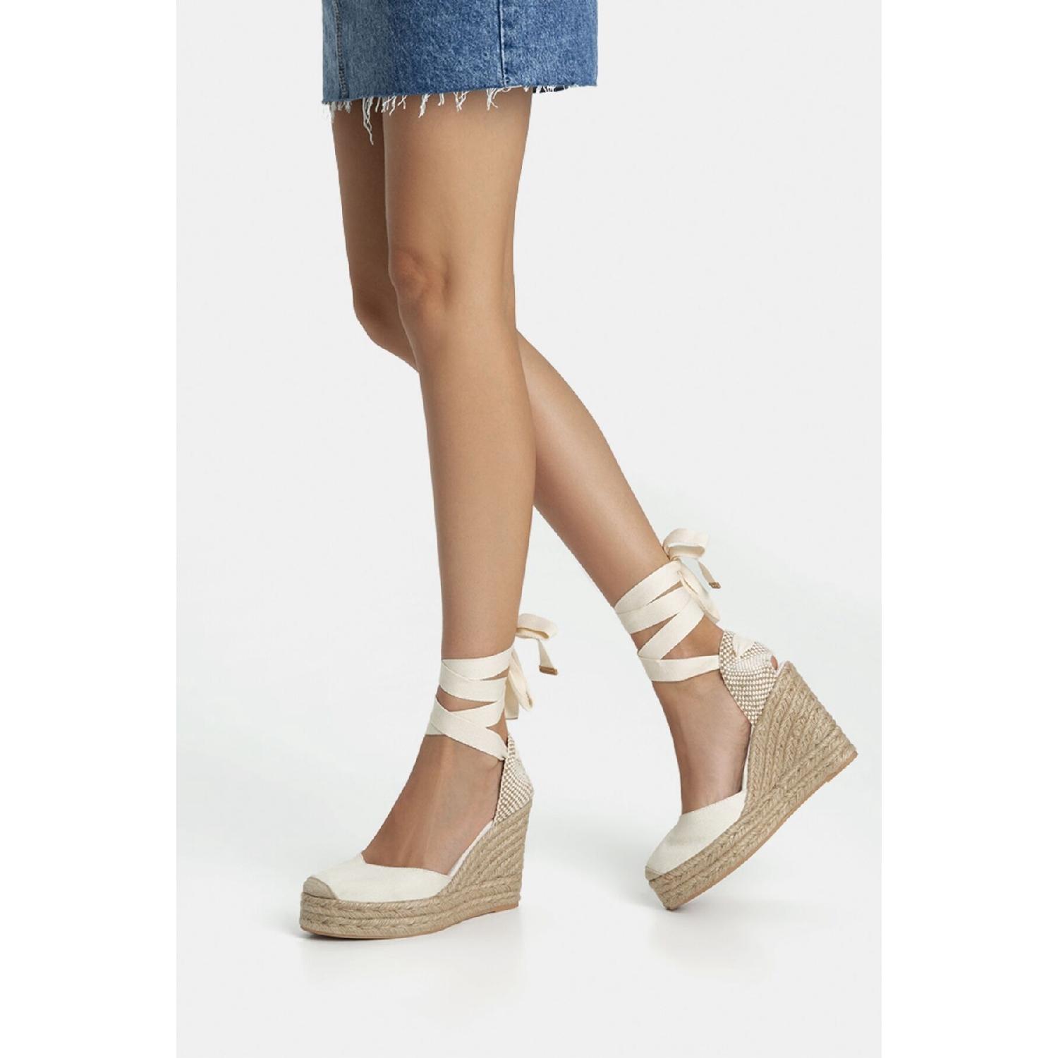 

Плетеные сандалии на каблуке