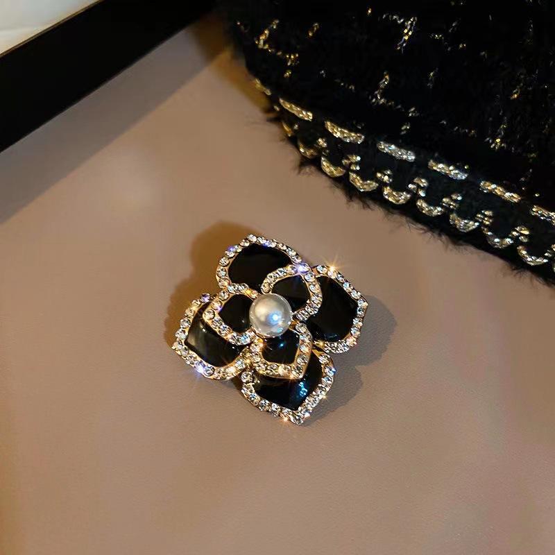 Elegant Black Diamond Embedded Rose Flower Brooch Pin High-End Women's Fashion Accessory Delicate Design Exquisite Jewelry