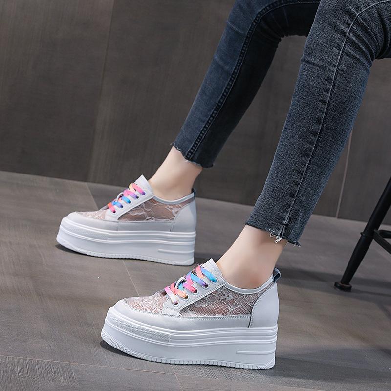 Damen Sommer 2025 neue koreanische Version von Internet-Berühmtheit atmungsaktive hohle Plateau-Dad-Schuhe ins Tide