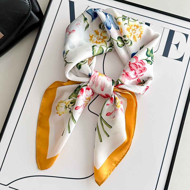 Damski jedwabny szalik w koreańskim stylu: Wszechstronny kwadratowy szalik z kamelią na wiosnę i jesień - do noszenia na szyi, na torebce lub we włosach