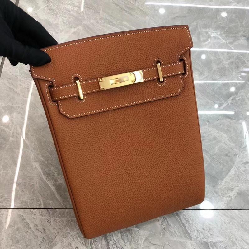 2026 Neues TOGO-Leder geschlechtsneutral gleicher Stil, Rindsleder erste Schicht rundes Schlossloch Brusttasche, einzelne Schulter Kelly-Leder Rucksack