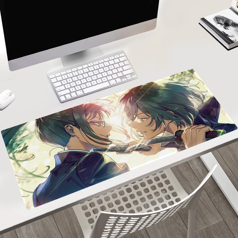 Tapis de bureau Jujutsu Kaisen 40x90x0.3CM avec les personnages Gojo, Yuji et Megumi.