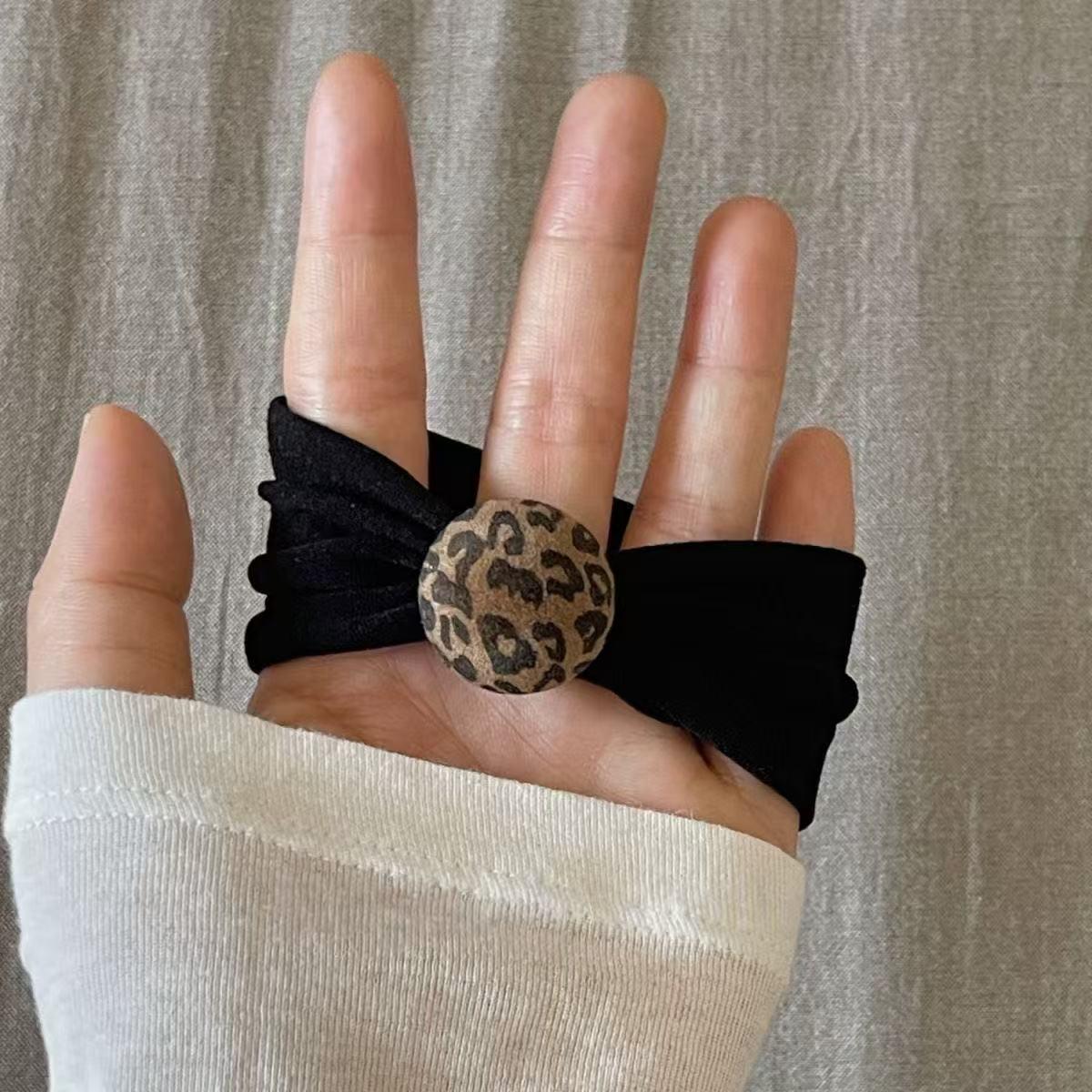 

Резинка-скранч для волос с леопардовым принтом в корейском стиле 2025 года