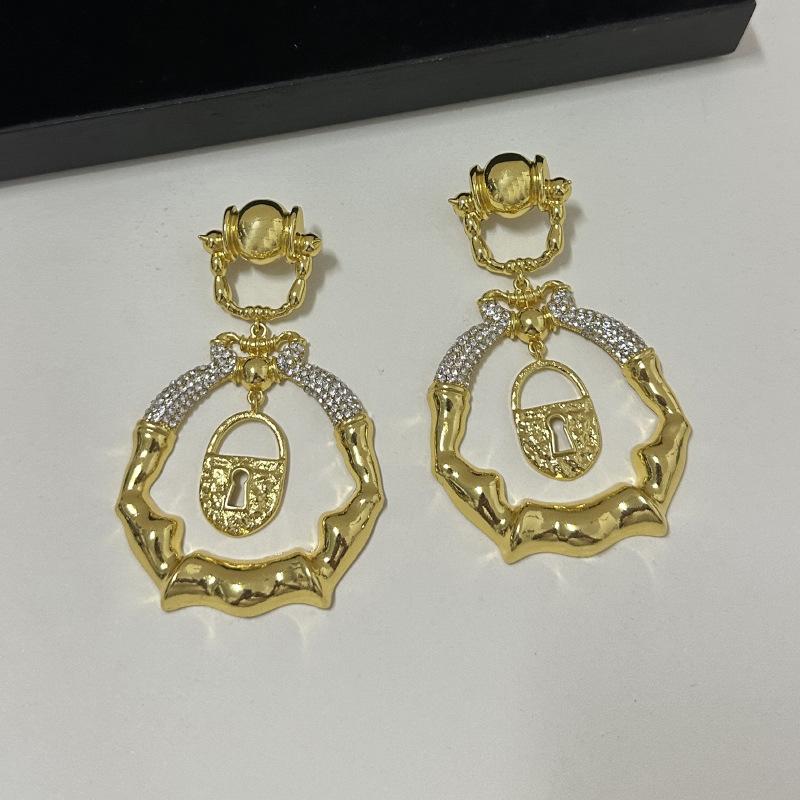 Exaggerated Vingate Metal Alloy Lock Pendant Dangle Earrings for Women Jewelry Fashion Show Model Statement Earrings Accessories