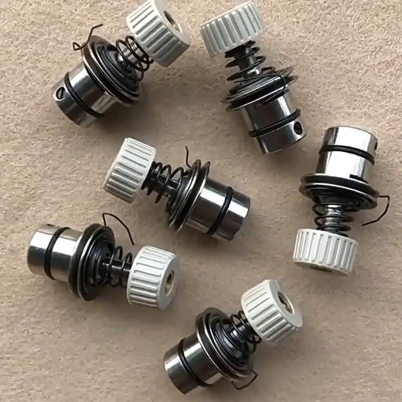 

Компьютерный зажим для плоской машины с нитью Промышленные швейные машины Аксессуары Установленное кожаное кольцо Электрический плоский эластичный нитепровод