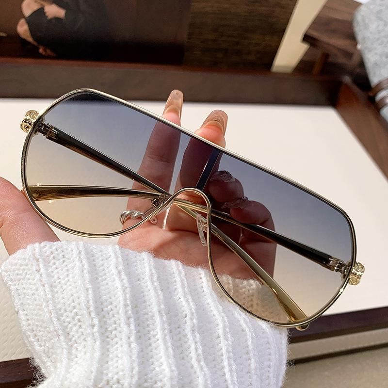 One-piece sunglasses, European and American large-frame integrated driving sunglasses, sunscreen sunglasses, women's high-end metal retro eyes