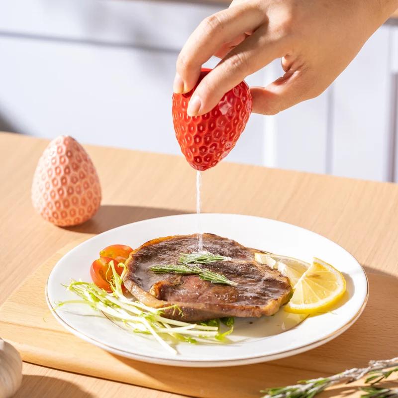Strawberry modeling cooking ceramic seasoning jar oil bottle soy sauce vinegar pot home creative kitchen salt jar pepper bottle.