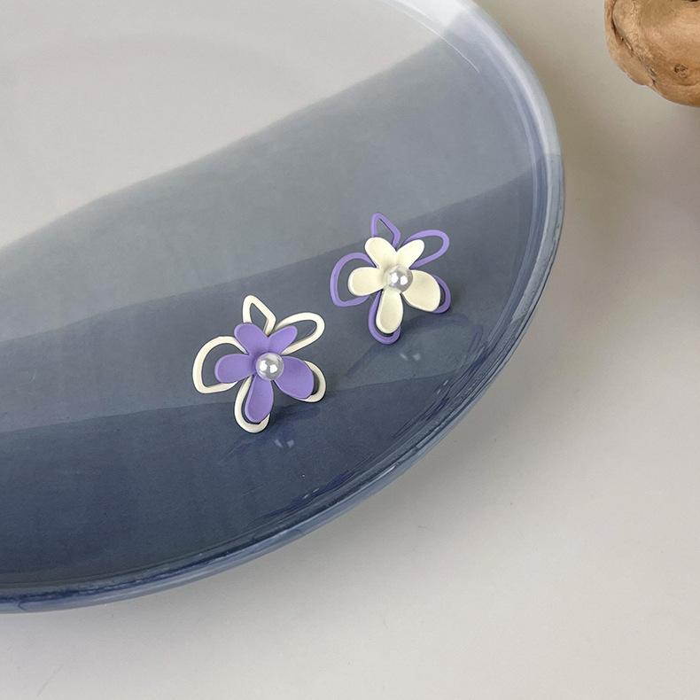 

Асимметричные серьги с контрастными цветами. Романтические фиолетовые свежие серьги-гвоздики для женщин. белый/фиолетовый