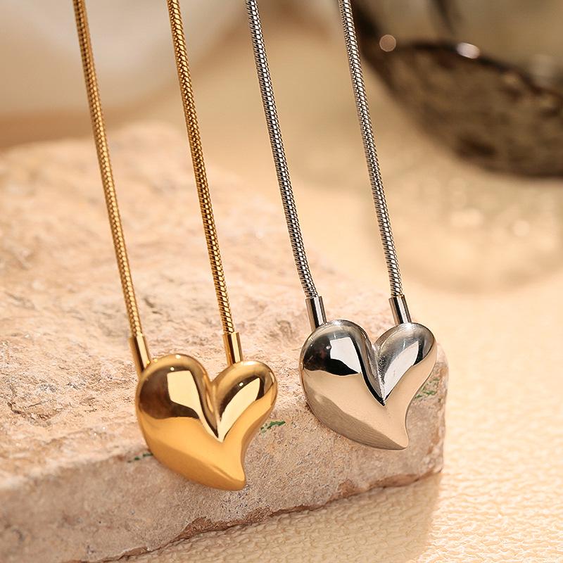 Glossy Heart Necklace - Women's Fashion, European & American Style, Non-Fading Vacuum Electroplated Clavicle & Sweater Chain.