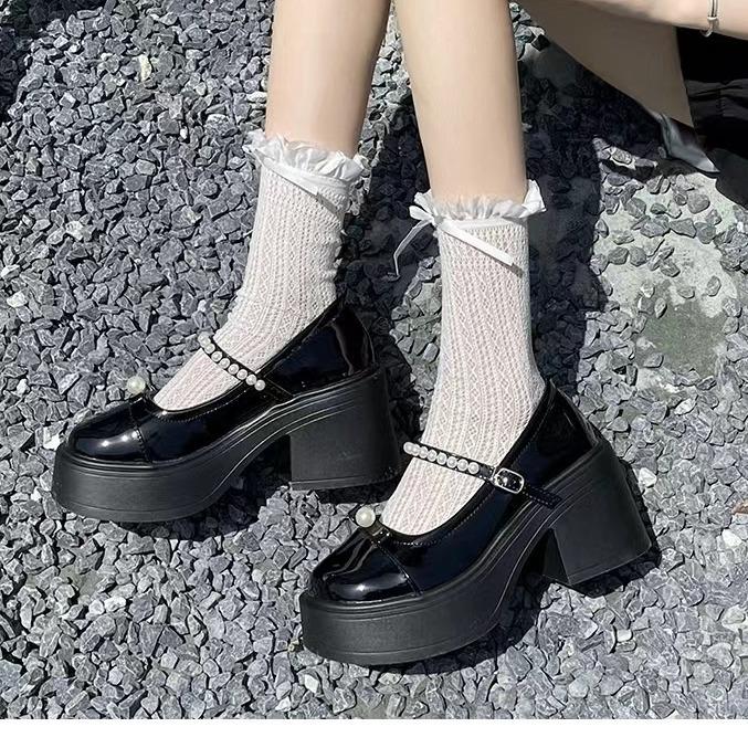 

Милые туфли в стиле Лолита с пряжкой в форме сердца, женские туфли Мэри Джейн из лакированной кожи на толстой подошве, женские туфли на высоком каблуке с металлическим декором 35 чёрный