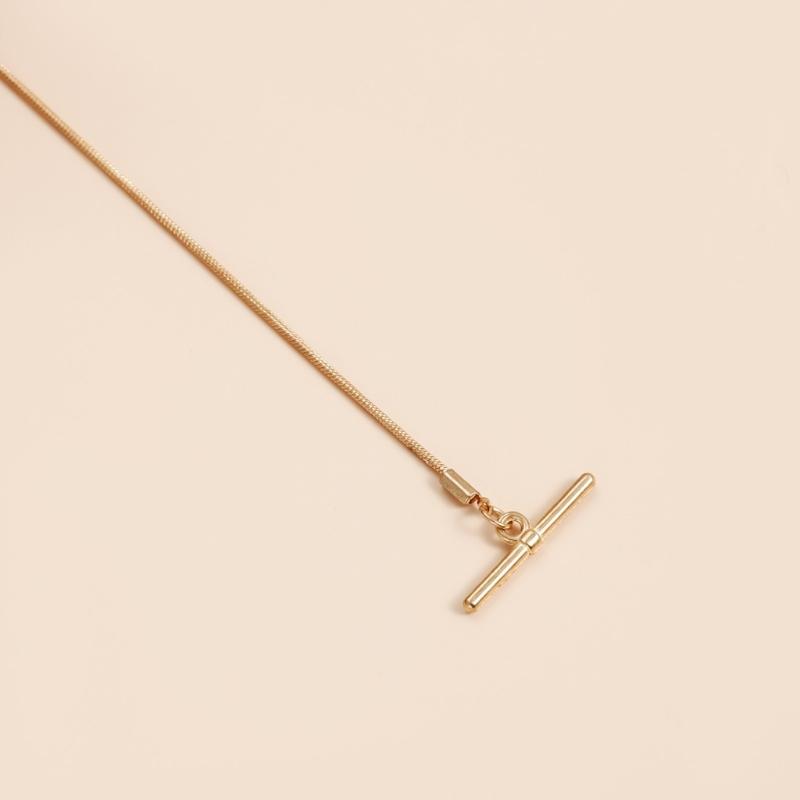 Elegant Geometric Cut Crystal Necklace With Adjustable Chain Length Feature Versatile Daily Jewelry Piece