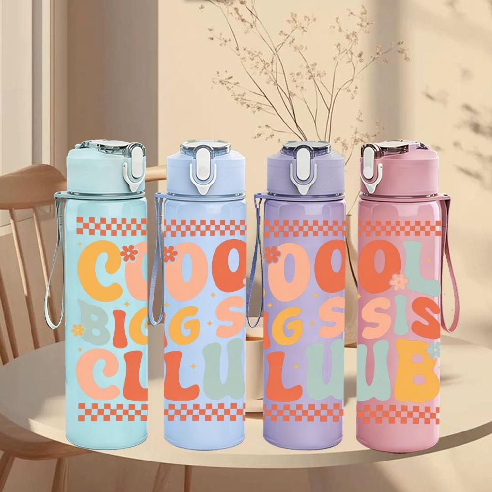 1PC Cool Big Sis Club Slogan Lettering 750ml Color Plastic Sports Water Bottle Leakproof Flip Straw Lid Suitable for Sports Office Home Use