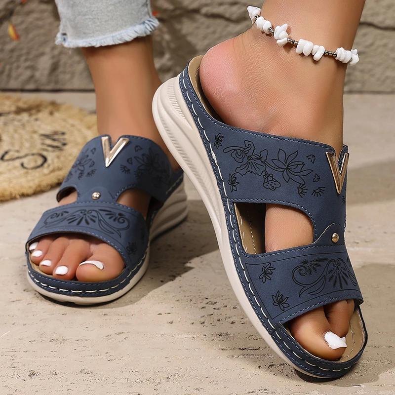 Fashion Summer Lightweight Wedges Slippers Women Metal Decor Plus Size 36-43 Beach Sandals Woman Comfortable Printed Platform Sandles