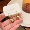 Europäische und amerikanische Metallkugelohrringe: Schicke goldene Ohrstecker für Damen – moderner, schlichter, leichter, luxuriöser, kalter Stil.