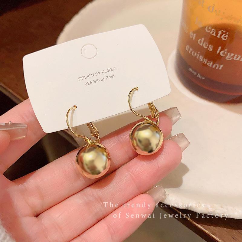 Europäische und amerikanische Metallkugelohrringe: Schicke goldene Ohrstecker für Damen – moderner, schlichter, leichter, luxuriöser, kalter Stil.