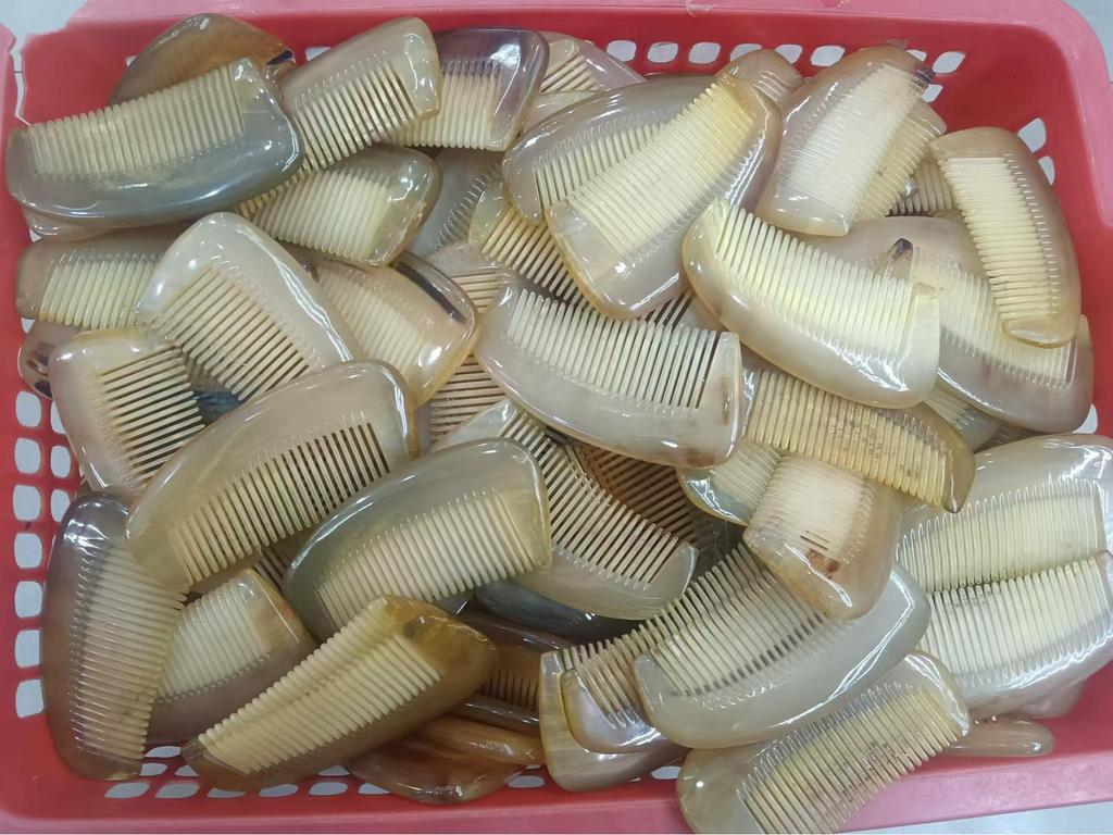 Tragbarer Halbmond-Massagekamm aus Widderhorn - Stiellos, Taschenformat