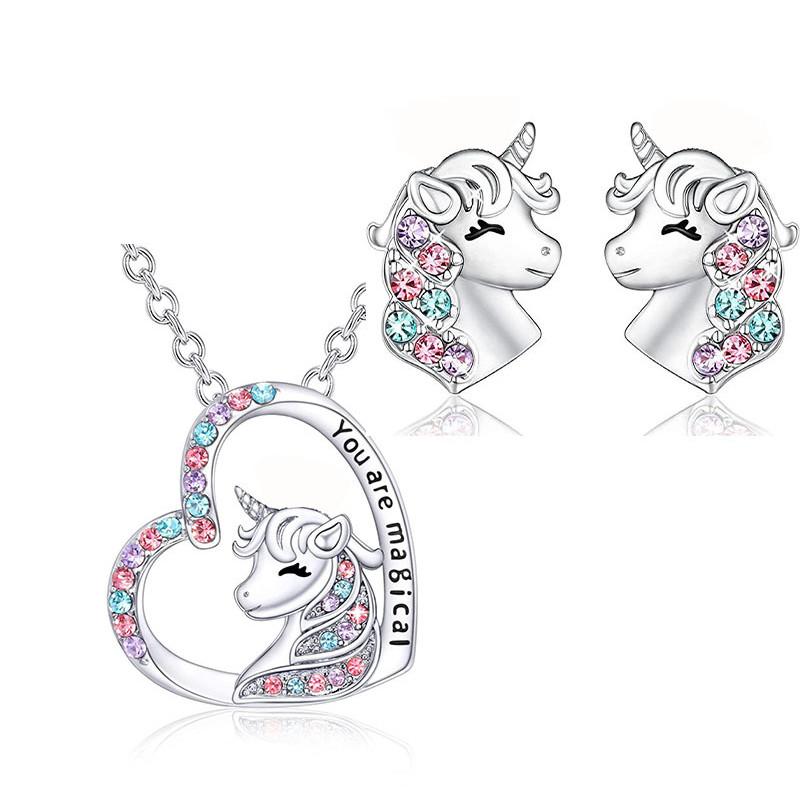 Krásná sada náhrdelníku a náušnic s motivem jednorožce a barevným přívěskem ve tvaru srdce