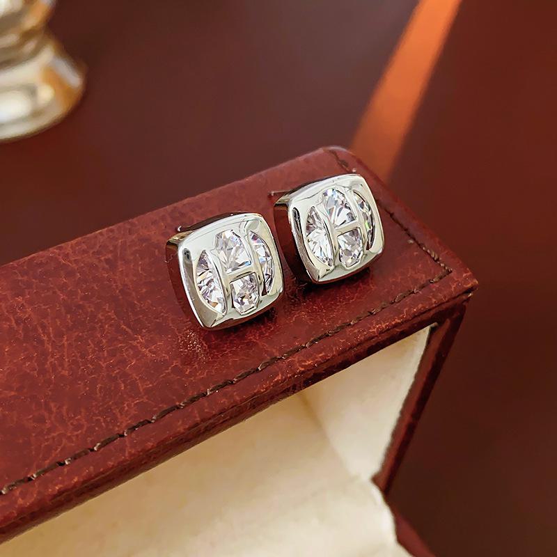 "Retro Silver Needle Irregular Pearl French Earrings - Niche Design and Fashionable"