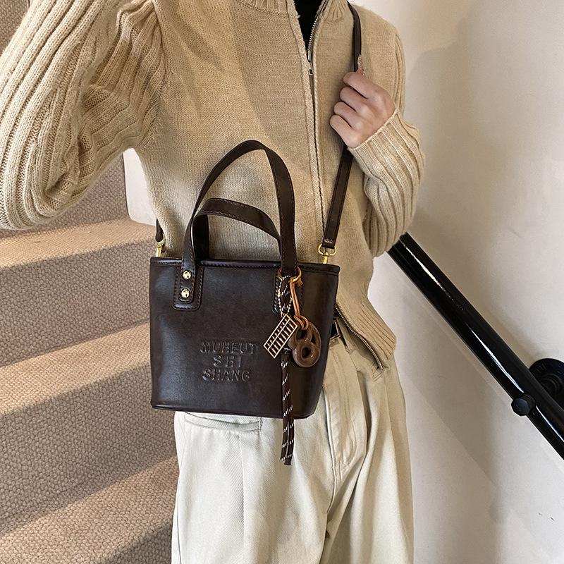 

Корейская версия ретро портативная сумка-ведро женская 2025 новая зимняя популярная универсальная сумка-мессенджер сумка-мессенджер для поездок на работу 22*9*16.5