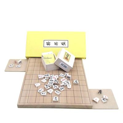 Este conjunto de shogi espesso inclui um Shinkei No. Tabuleiro de shogi dobrável 7, peças de madeira mais populares da Igo Lab e um suporte de xadrez original.