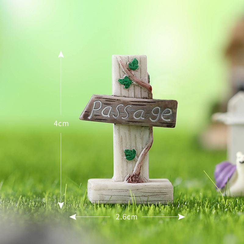 

Charming Resin Miniature Signpost Decor For Moss Terrariums And Fairy Gardens