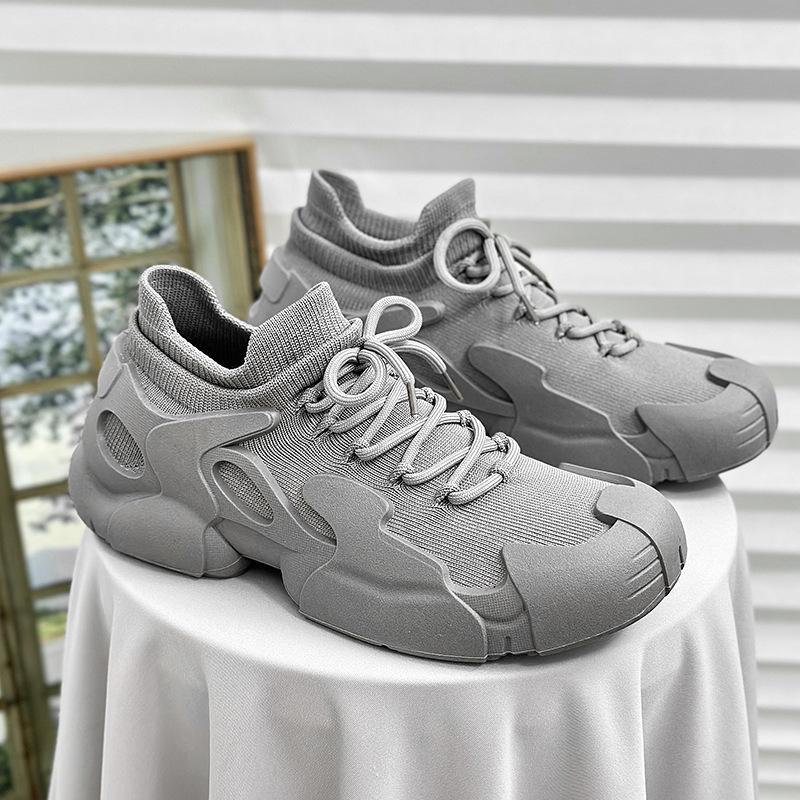 

Новая мужская обувь 2025 года - это легкие и мягкие носки из летящей ткани, популярные модели, дышащая плоская подошва и легкий модный бренд. 44