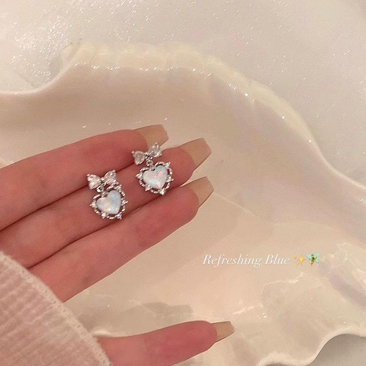 

ins Korean version cute versatile design sense zircon bow stud earrings light luxury high temperament gentle love earrings