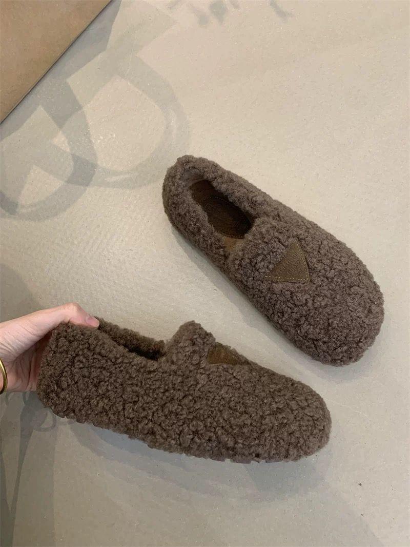 

Туфлі з овчини з круглим носком Жіночі пухнасті мокасини Тепле зимове взуття Жіночі сліпони з овечої вовни Лофери Плоскі туфлі з кучерявою шерстю Розкішний дизайнерський 35 темно-коричневого кольору