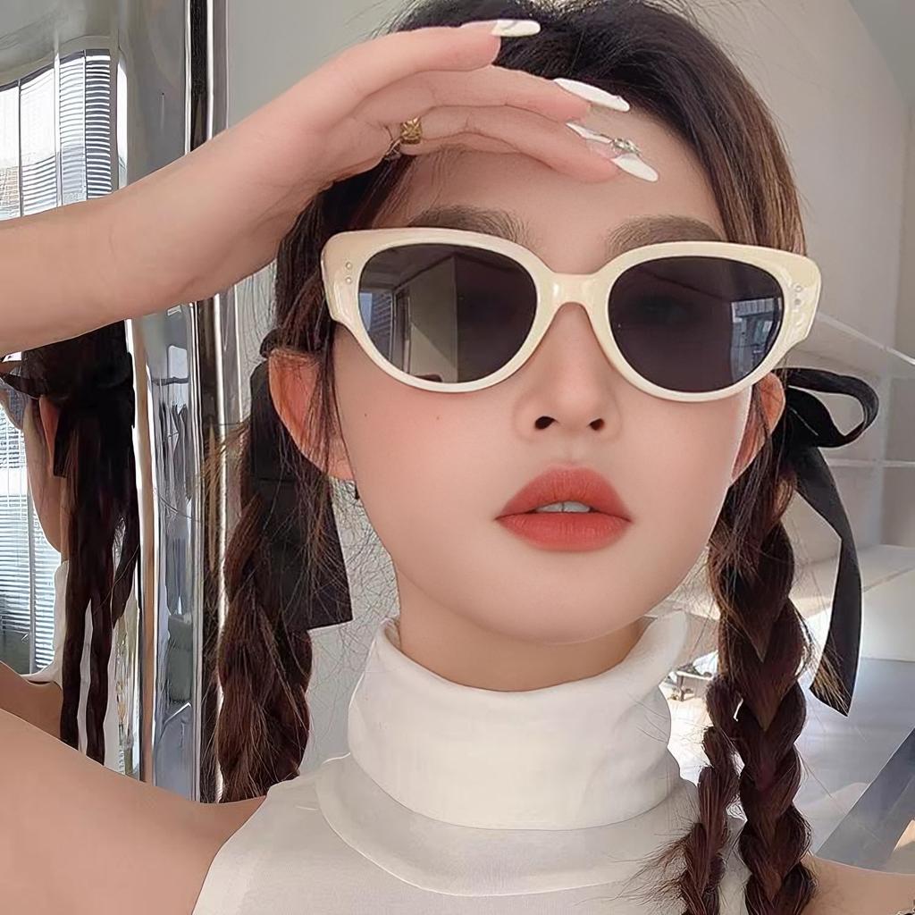 Retro cat eye sunglasses for women 2025 new high-end UV protection Spice Girls street photography shows the face of small sunglasses tide