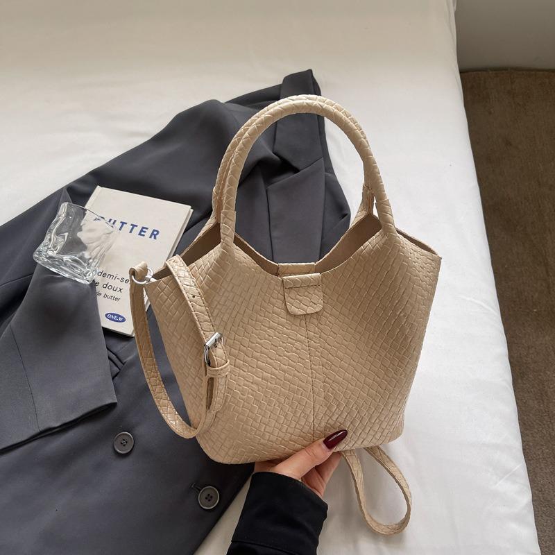 Spring and summer new woven pattern commuting casual simple large capacity retro underarm portable shoulder bag women