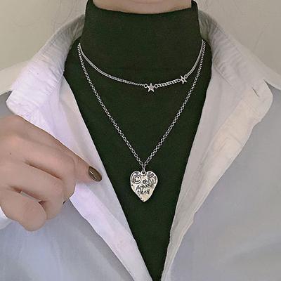 Collana con lettera Love impilata irregolare con faccina sorridente Vento punk Vento freddo Personalità Cava Catena a stella Girocollo Catena clavicola
