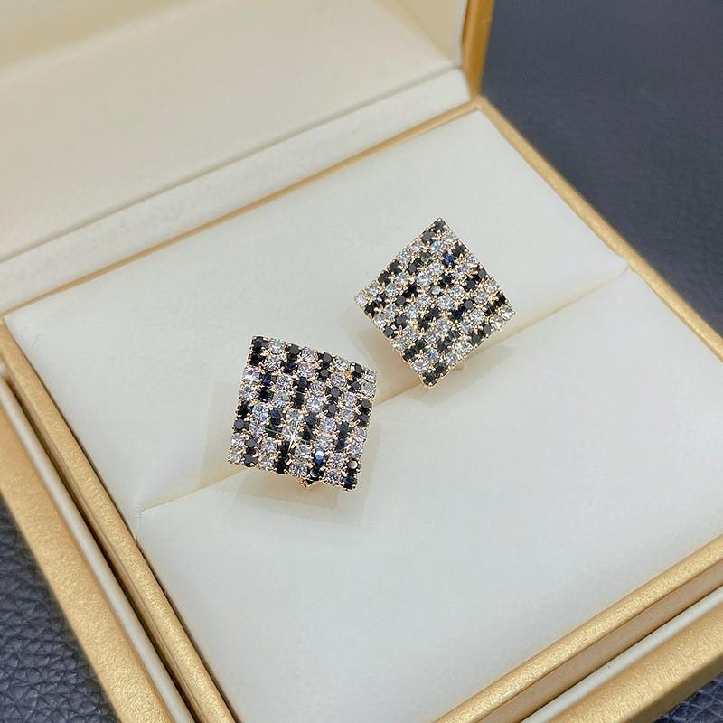 Simple temperament earrings, atmospheric high-end sense, versatile square earrings, Japanese and Korean sterling silver needle earrings, new earrings.