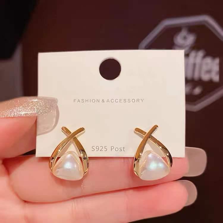Korean Elegant Pearl Stud Earrings for Women: Versatile, High-Class Style Jewelry