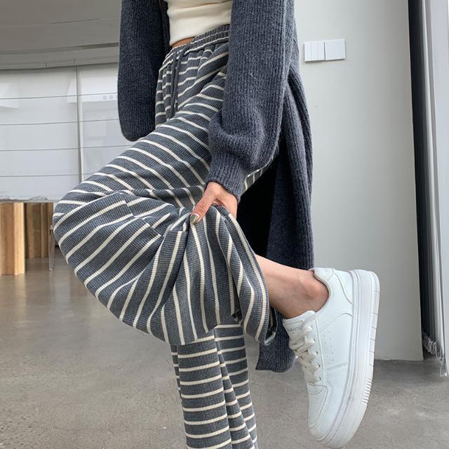 Visící Tmavě šedé Pruhované Ležérní Kalhoty pro Ženy Na Jaro a Podzim Nové Malé S Vysokým Pasem Úzká Verze Rovné Kalhoty k Podlaze