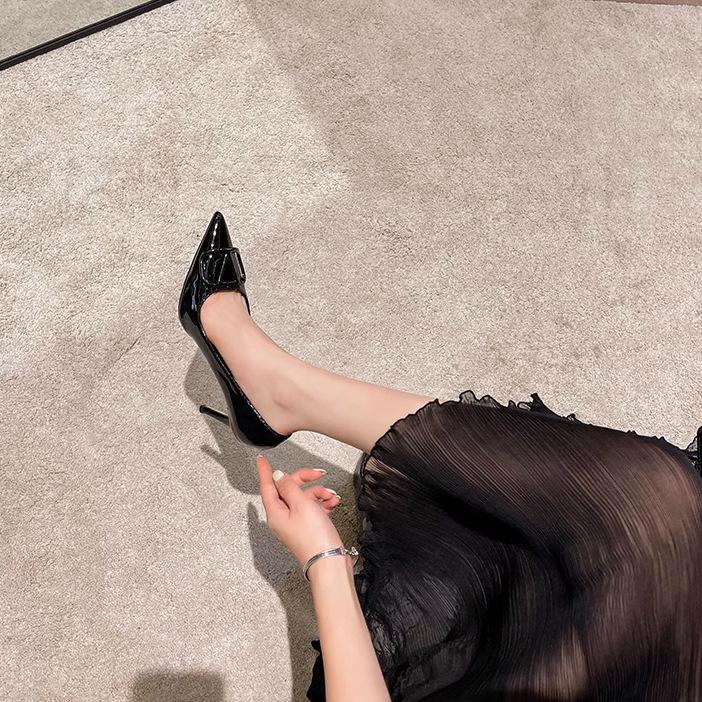 Nude high heels women's 2025 new design sense niche French V buckle tip temperament skirt does not wear feet