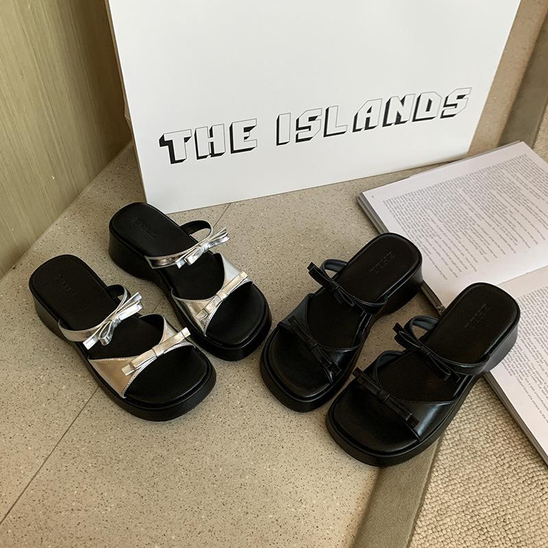 Thick soled sandals for women in summer 2025 with a straight strap for outdoor wear Beach slippers for women