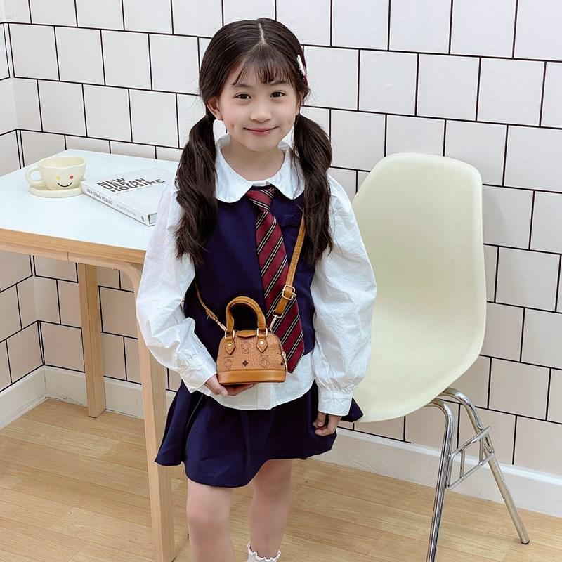 Children's messenger bag, girl shell bag 2025 new fashion simple bear printing mini portable bag