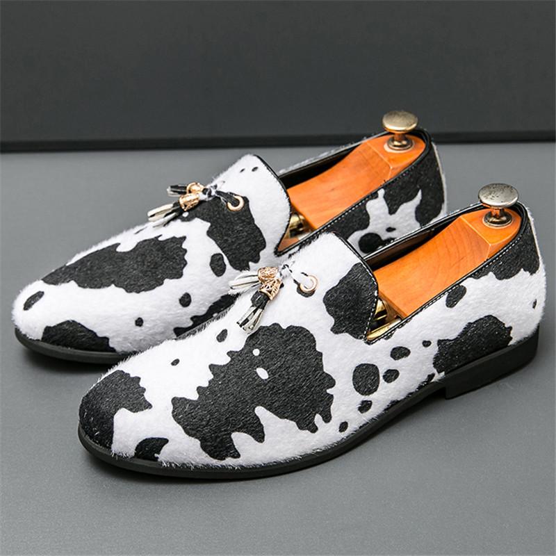 Retro New Fashion Tassels Loafers Men Pointed Cow Pattern Slip On Casual Shoes Wedding Dress Homecoming Footwear Zapatos Hombre