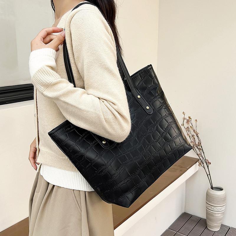 Urban Chic Large Capacity Handbag For Women 2023 Fashionable Tote Bag