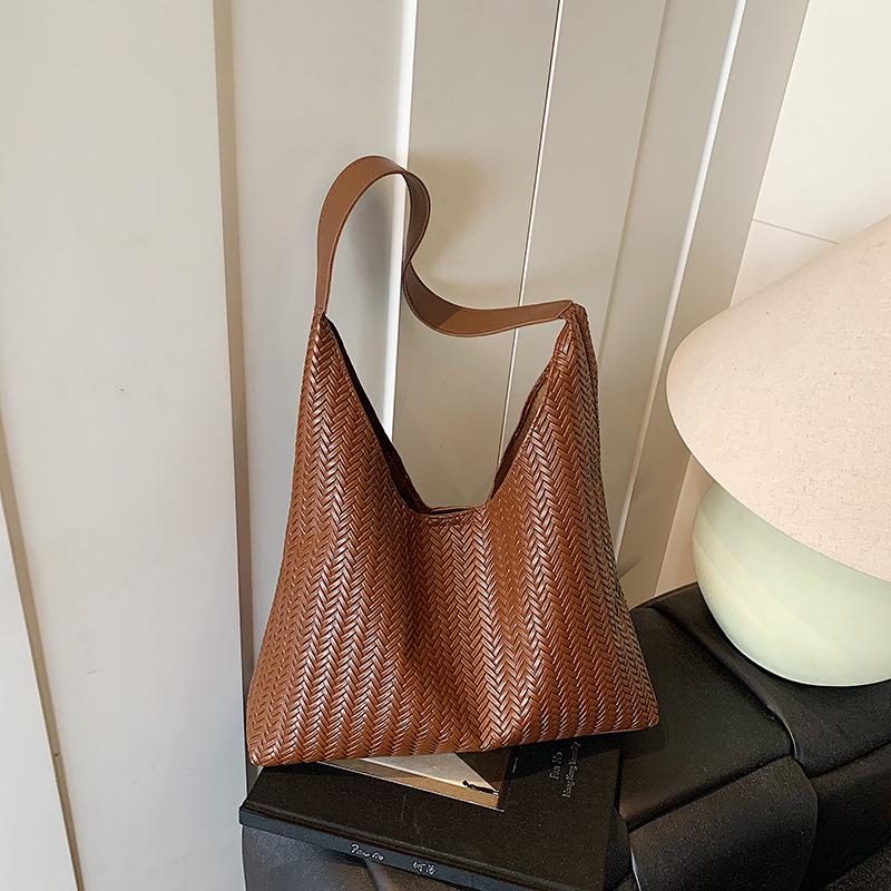 

Autumn bucket bag women s new large-capacity woven shoulder bag lazy style texture niche commuter tote bag коричневый