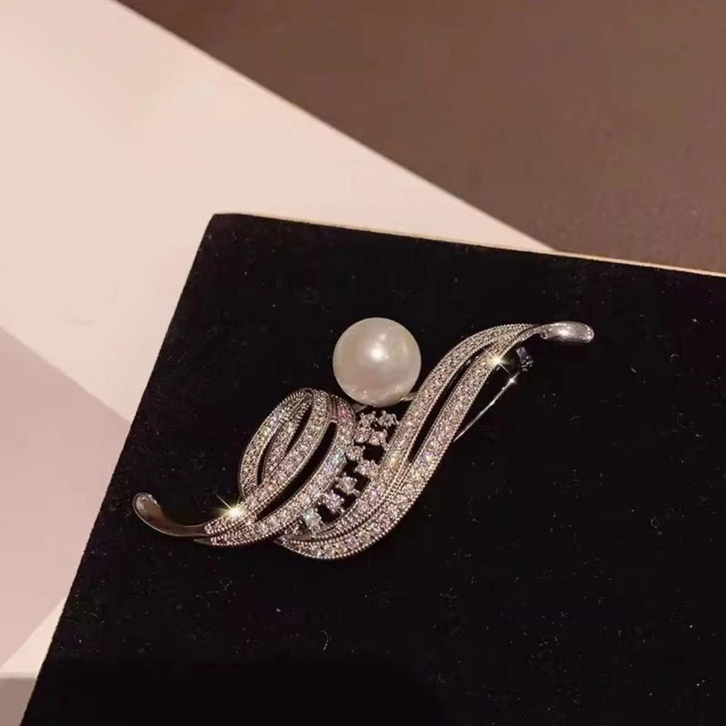Elegant Women's Musical Note Breastpin with Rhinestones Pearls Alloy Brooch Pin Clothes Accessory for Party or Wedding