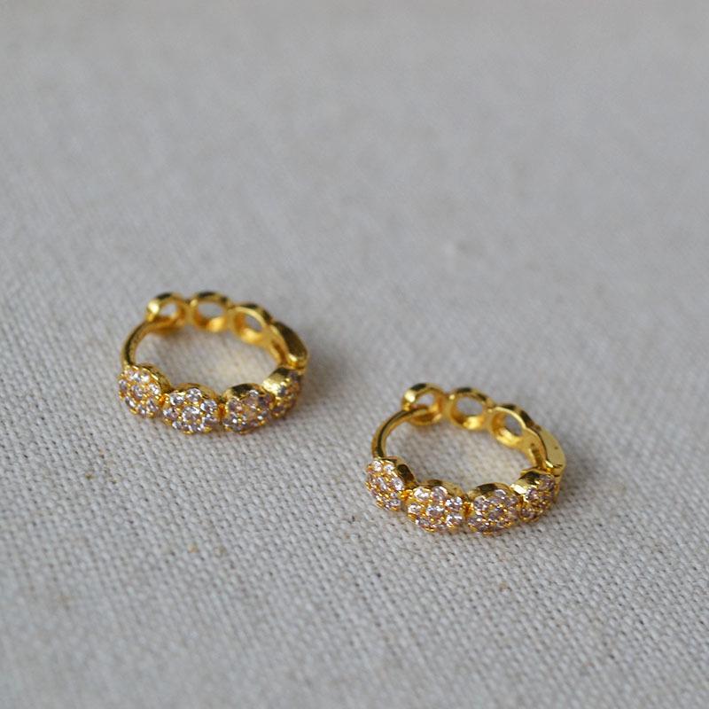 Exquisite Minimalistische Zirkon Diamant Ohrringe - Französisches Design, Kleine Hohle Runde Ohrbügel für Damen